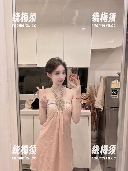 观看“吃瓜网站”热门话题，感觉我一口气把著名瓜田的瓜都给吃光了，真是心满意足！