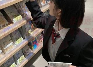 吃瓜论坛官网：你永远不知道，吃一口瓜，脑海里涌出的奇奇怪怪的联想将会是什么！