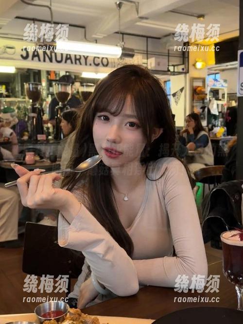 黑料正能量：揭开入口的黑暗面，蘑菇真相浮出水面！